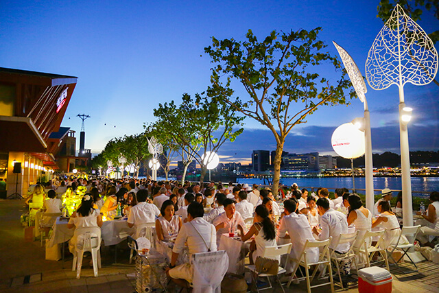 Le Dîner en Blanc Singapore 2017 celebrated at Resorts World Sentosa Waterfront Le Dîner en Blanc Singapore 2017 celebrated at Resorts World Sentosa Waterfront