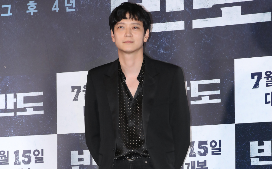 #ManCrushMonday — Kang Dong Won Goes Full Zaddy in A YSL Suit #ManCrushMonday — Kang Dong Won Goes Full Zaddy in A YSL Suit