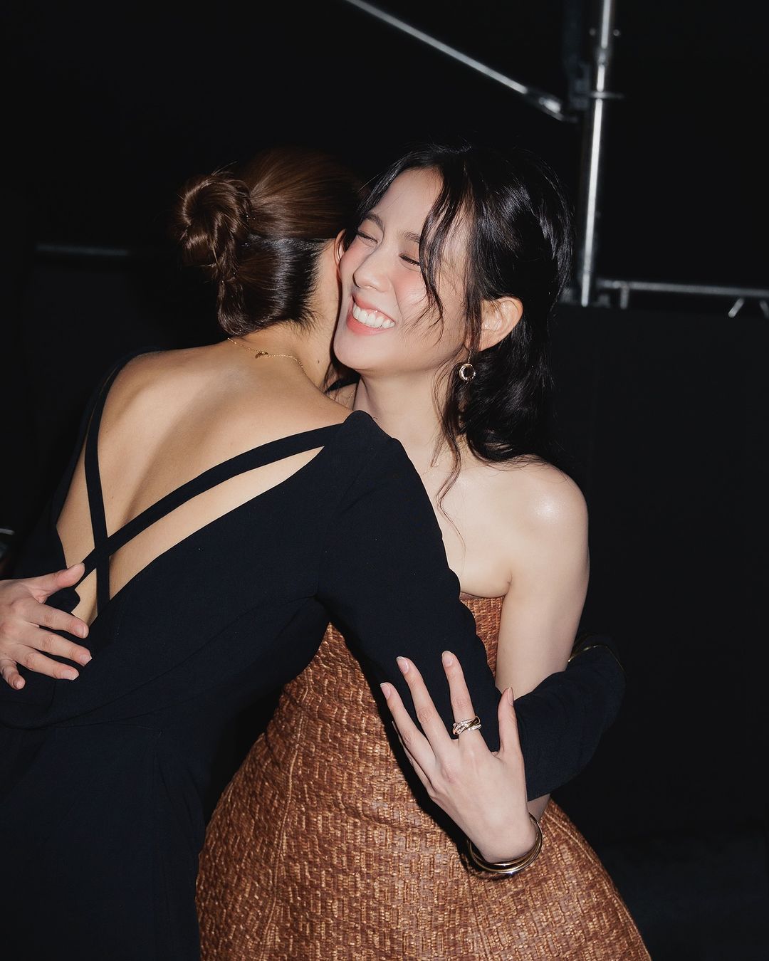 cartier trinity singapore jisoo